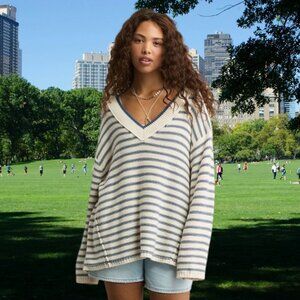 NEW!!! AMERICAN EAGLE BLUE / WHITE V-NECK SWEATER - SIZE M